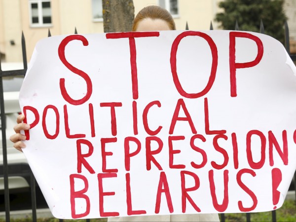 Политически активист от Беларус беше откаран в болница, след като