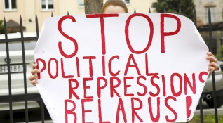 Политически активист от Беларус беше откаран в болница след като