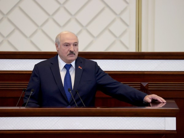 Режимът в Беларус стяга още повече гражданите в хватката си.