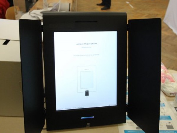 Предстоят още експериментални гласувания с машините, за да могат хората