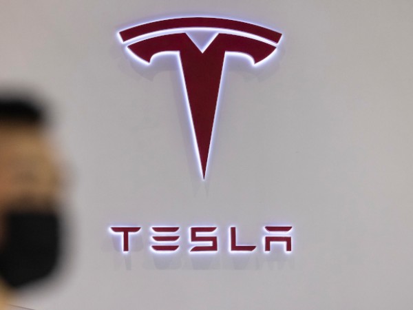 Производителят на електромобили Tesla обяви, че ще изтегли от американския