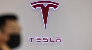 Производителят на електромобили Tesla обяви че ще изтегли от американския