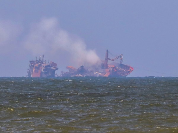 Товарен кораб, пренасящ химикали, потъва край бреговете на Шри Ланка,