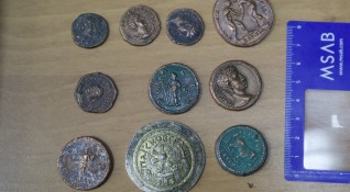 Ценни монети и други вещи с белези на движими културни