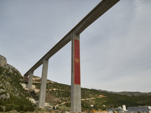 В Черна гора една магистрала прорязва планината, пресича дефилета и