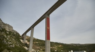 В Черна гора една магистрала прорязва планината пресича дефилета и