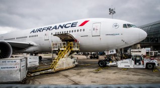 Френските власти изолираха самолет на Air France от столицата на