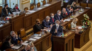 Чешкото правителство оцеля при вот на недоверие в парламента след
