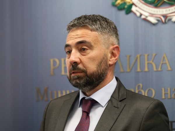 Министърът на енергетиката Андрей Живков и екипът му настояха за