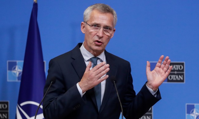 НАТО следи с безпокойство близките отношения между Москва и Минск