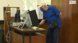 Централната избирателна комисия проведе експериментално гласуване с машини в три