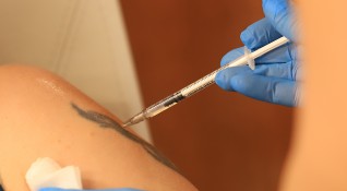 Двама души с поставени две дози ваксини срещу коронавируса се
