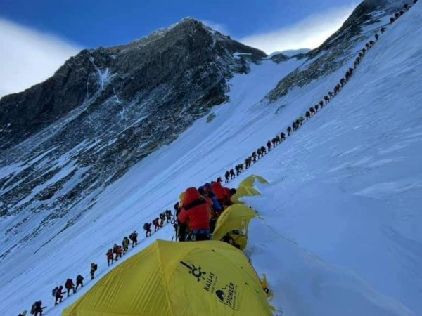 Рекорден брой алпинисти са атакували Еверест тази пролет, образувайки още