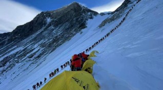 Рекорден брой алпинисти са атакували Еверест тази пролет образувайки още