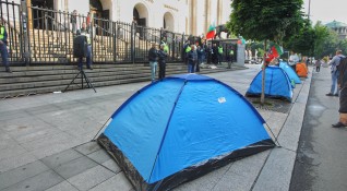 Снимка Димитър Кьосемарлиев Dnes bgСъдебната плата в София осъмна с палатки