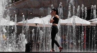 Младо момиче се разхлажда край фонтан в Киев Снимка БГНЕСПо