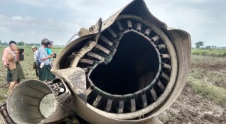 Катастрофа с военен самолет в Мианма предаде Ройтерс като се