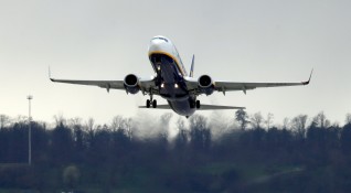 Британският авиационен регулатор разследва дали Ryanair и British Airways са