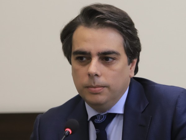 Министърът на финансите Асен Василев съобщи, че допълнението от снощи