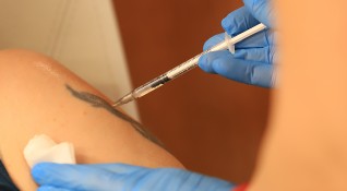 Все повече страни решават да ваксинират и по младите срещу коронавируса