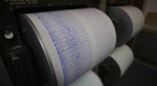 Земетресение с магнитуд 5 5 удари разлюля бреговете на Индонезия според
