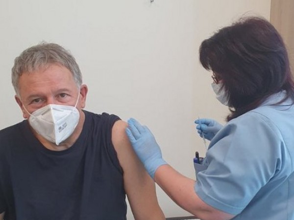 Министърът на здравеопазването д-р Стойчо Кацаров се ваксинира срещу COVID-19.
