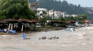 Един човек загина при наводнения в района на Солун които