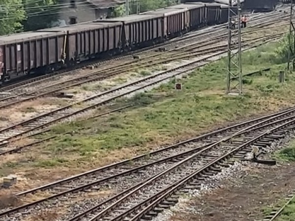 Влакът Бургас-София е аварирал малко след село Чинтулово, Сливенско. Десетки