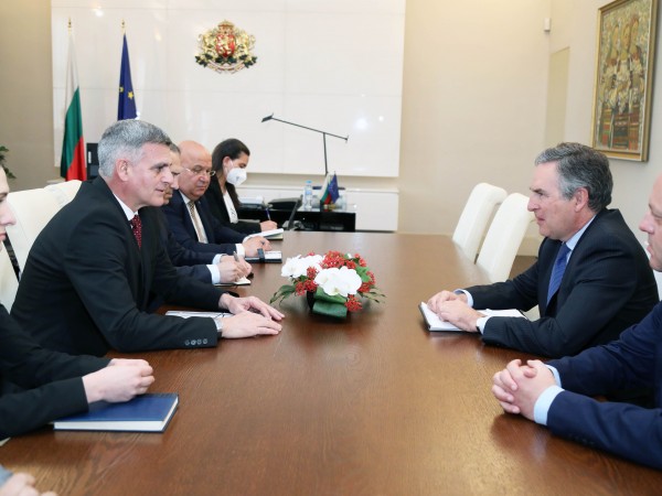 Премиерът Стефан Янев разговаря с посланика на Кралство Испания в