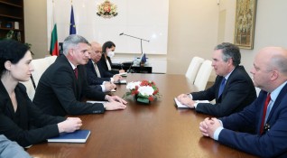 Премиерът Стефан Янев разговаря с посланика на Кралство Испания в
