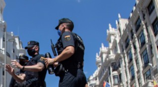 Стотици протестираха срещу домашното насилие в цяла Испания в понеделник