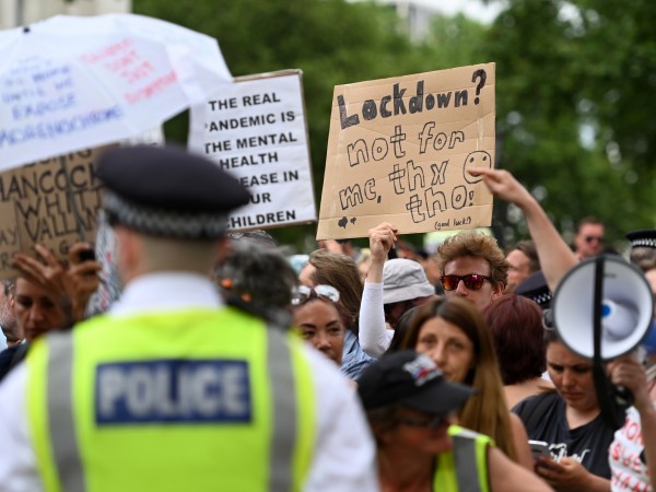 Протест срещу удължаването на ограничителните мерки се проведе в Лондон.