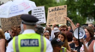 Протест срещу удължаването на ограничителните мерки се проведе в Лондон