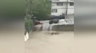 Няколко реки преляха а много къщи бяха наводнени в резултат