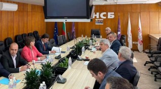 Председателят на БСП Корнелия Нинова проведе среща с КНСБ Двете