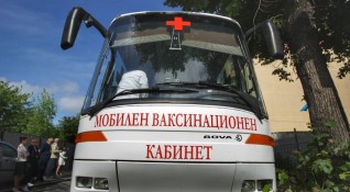 Мобилният ваксинационен екип който е в автобус започна работа на