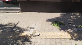 Отломка от фасада на сграда падна на площад Македония в