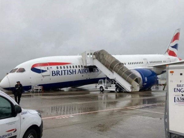 Предният колесник на самолет на British Airways се е счупило