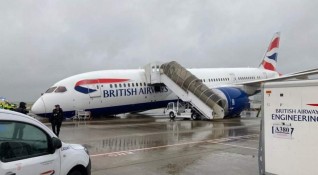 Предният колесник на самолет на British Airways се е счупило