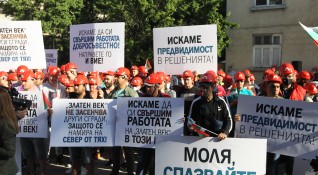 Снимка Димитър Кьосемарлиев Dnes bgСлужители на строителната компания Артекс Инженеринг излязоха