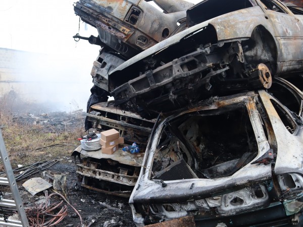 Близо 50 автомобила за скрап изгоряха при пожар в пункт