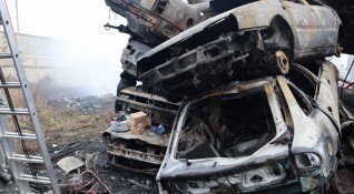 Близо 50 автомобила за скрап изгоряха при пожар в пункт