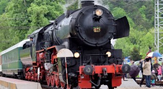 БДЖ ще организира пътуване с парен локомотив 16 27 от Горна