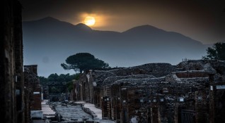 Слънцето изгрява над античния град Помпей в най дългия ден от