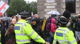 Антилокдаун протест в Лондон завърши с трима ранени полицаи и