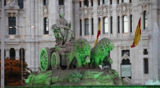 Прочутият фонтан Сибелес в Мадрид бе осветен в зелено по