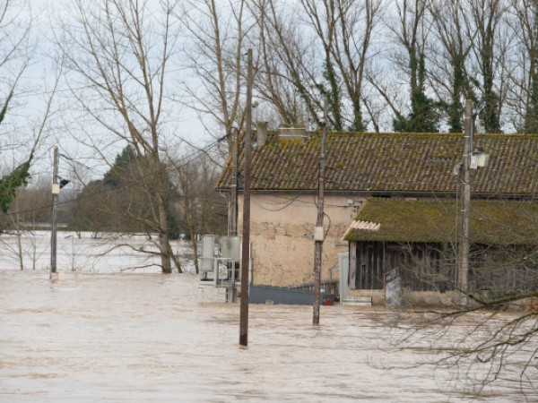 Гръмотевична буря и проливен дъжд връхлетяха Северна Франция, предаде Франс