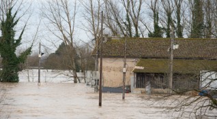 Гръмотевична буря и проливен дъжд връхлетяха Северна Франция предаде Франс