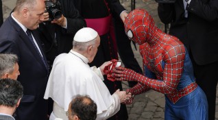 Мъж облечен като Спайдърмен подарява подарък на папа Франциск по