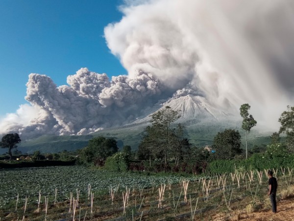 Рано тази сутрин на индонезийския остров Ява изригна вулканът Мерапи.